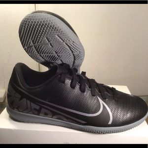 Nike Youth Mercurial Vapor XIII Club Indoor Shoes.